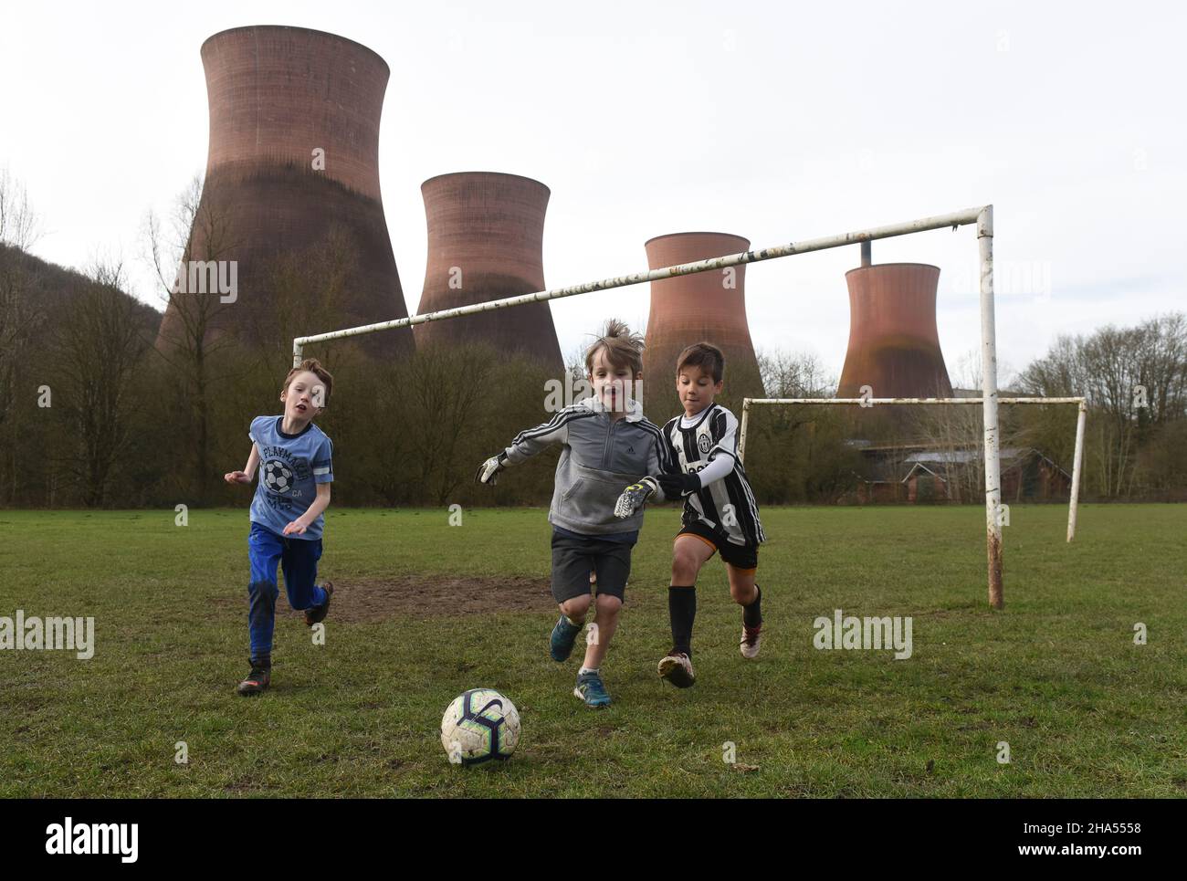 Les garçons jouant au football près d'Ironbridge Power Station 2019 Picture By DAVID BAGNALL Banque D'Images