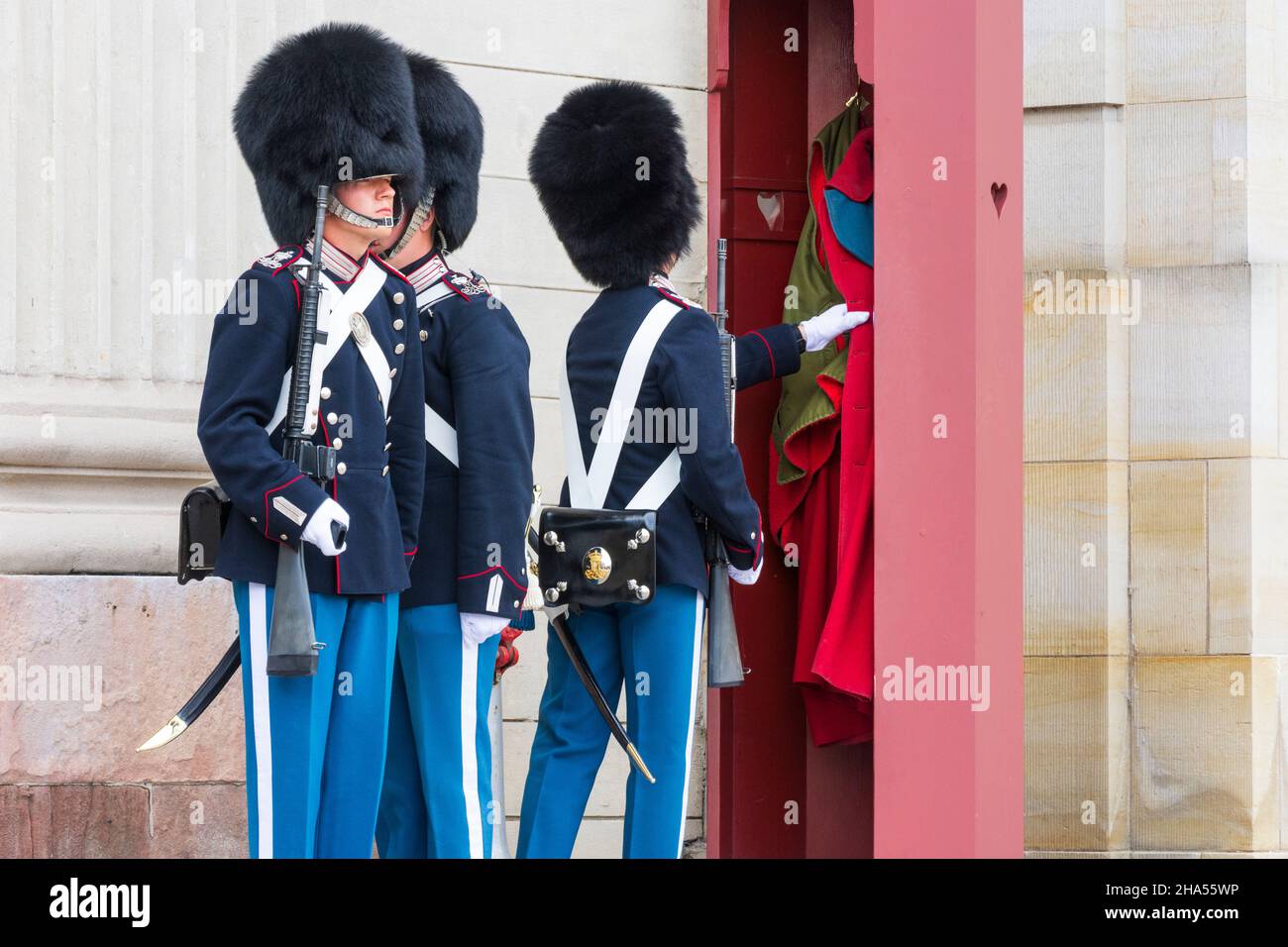 Copenhague, Koebenhavn: Garde royale, changement de la garde devant le palais Amalienborg, fusil M16, en , Zélande, Sealand,Sjaelland, Danemark Banque D'Images