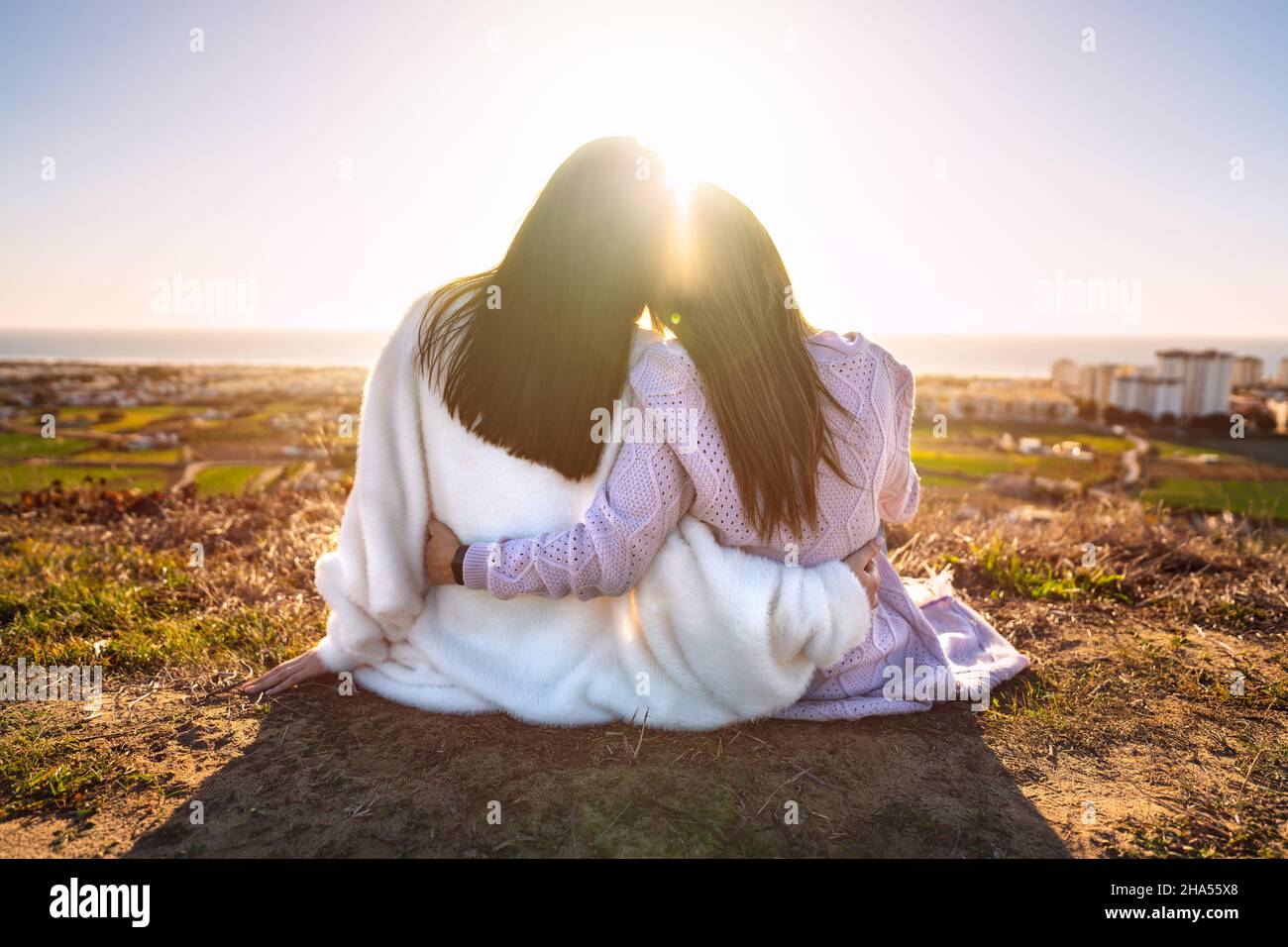 Deux meilleures amies ou sœurs s'embrassant et profitant de la vie au coucher du soleil.Amis passant du temps ensemble.Des amis pour toujours Banque D'Images