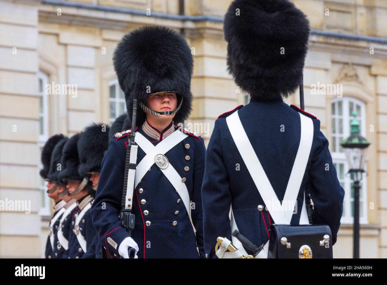 Copenhague, Koebenhavn: Garde royale, changement de la garde devant le palais Amalienborg, fusil M16, en , Zélande, Sealand,Sjaelland, Danemark Banque D'Images