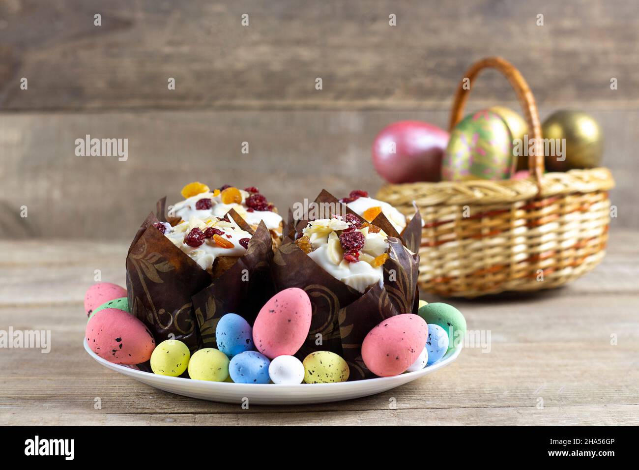 Arrière-plan de Pâques.Œufs de Pâques.Bonne carte de Pâques.Œufs de Pâques multicolores.Pâques.Œufs de Pâques sur fond de bois blanc.Arrière-plan de Pâques.EAS Banque D'Images