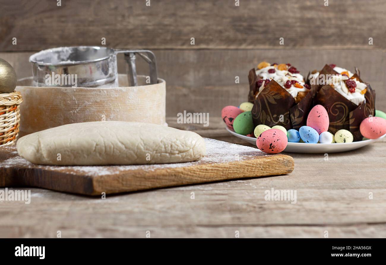 Arrière-plan de Pâques.Œufs de pâques heureux sur le nid.Oeufs de Pâques sur le nid.Œufs de Pâques.Pâques à la maison.La cuisine de Pâques Banque D'Images