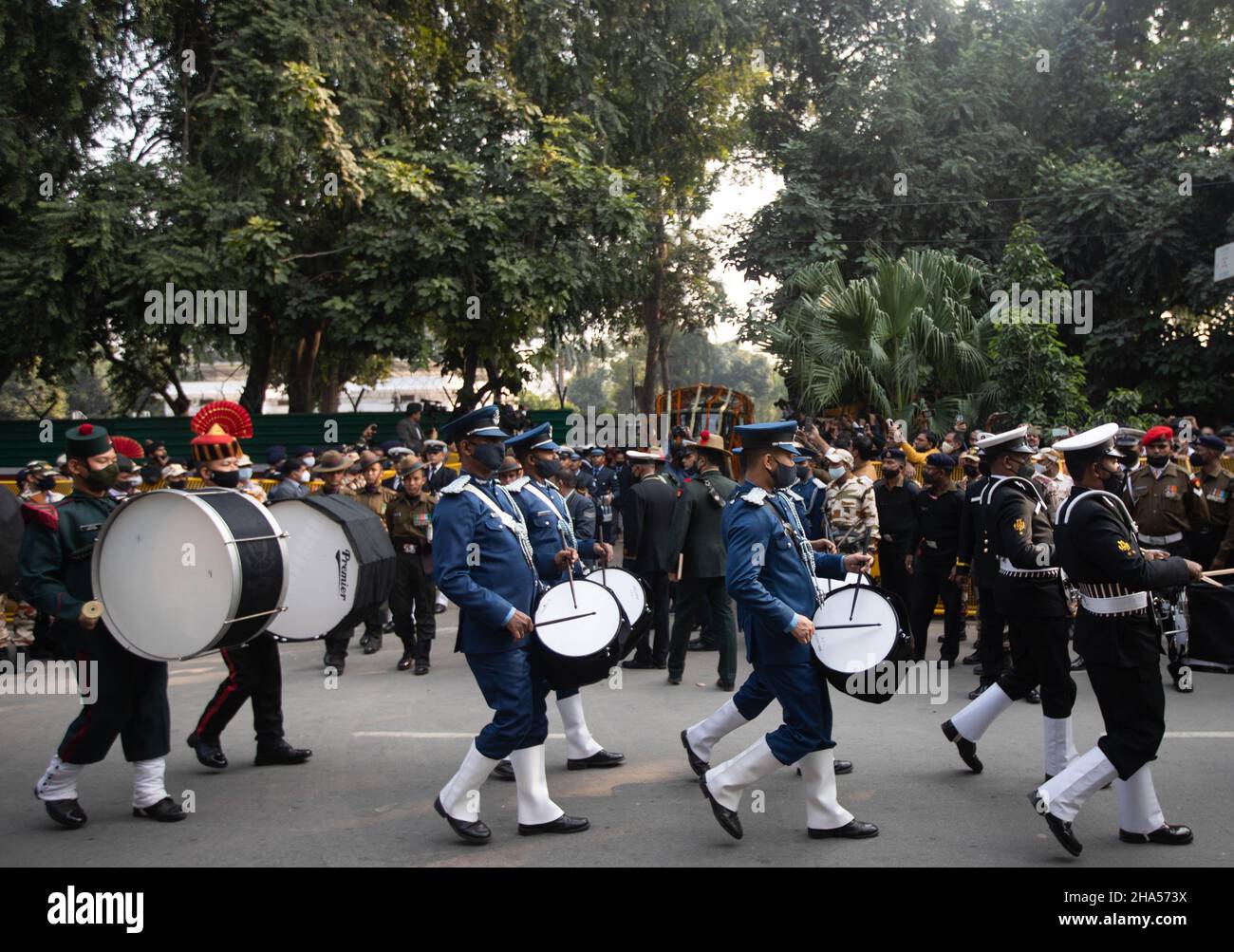 New Delhi, New Delhi, INDE.10th décembre 2021.Le personnel de sécurité indien porte le rôle du chef d'état-major de la Défense, le général Bipin Ralat, et de son épouse Madhulika Ralat, à New Delhi, en Inde, le 10 décembre 2021.Le général Bipin Rawat, sa femme Madhulika Rawat et 11 autres sont morts le 08 décembre lorsque l'hélicoptère mi-17V-5 qu'ils voyageaient s'est écrasé près de Coonoor, Tamil Nadu.(Credit image: © Vijay Pandey/ZUMA Press Wire) Credit: ZUMA Press, Inc./Alamy Live News Banque D'Images