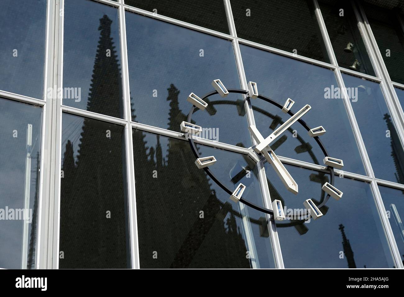 allemagne,rhénanie-du-nord-westphalie,cologne,bâtiment,gare centrale,façade en verre,horloge de la gare,miroir,cathédrale de cologne Banque D'Images