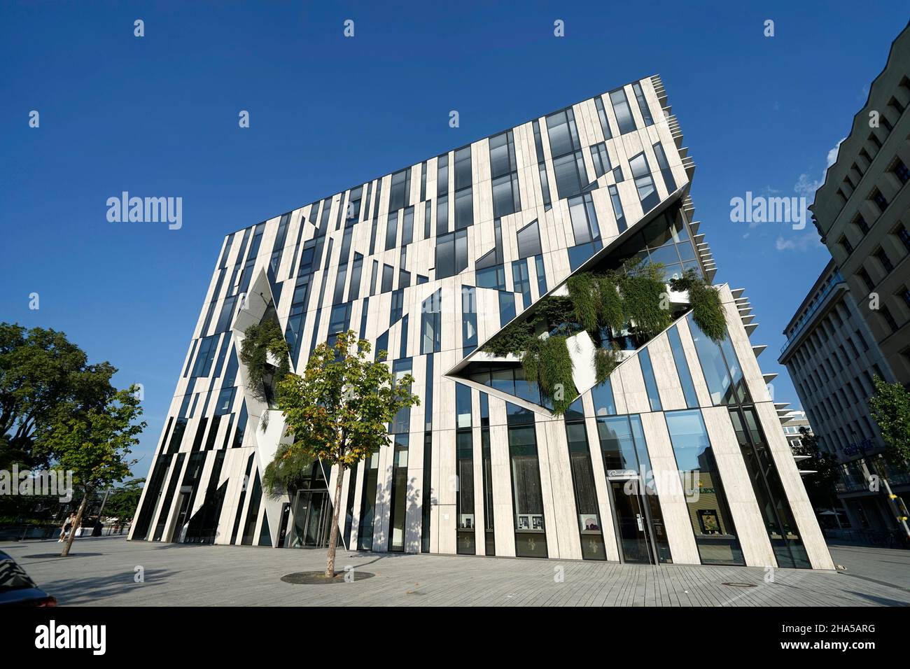 allemagne,rhénanie-du-nord-westphalie,düsseldorf,königsallee,kö-bogen,immeuble de bureaux futuriste moderne,plantes vertes à façade Banque D'Images