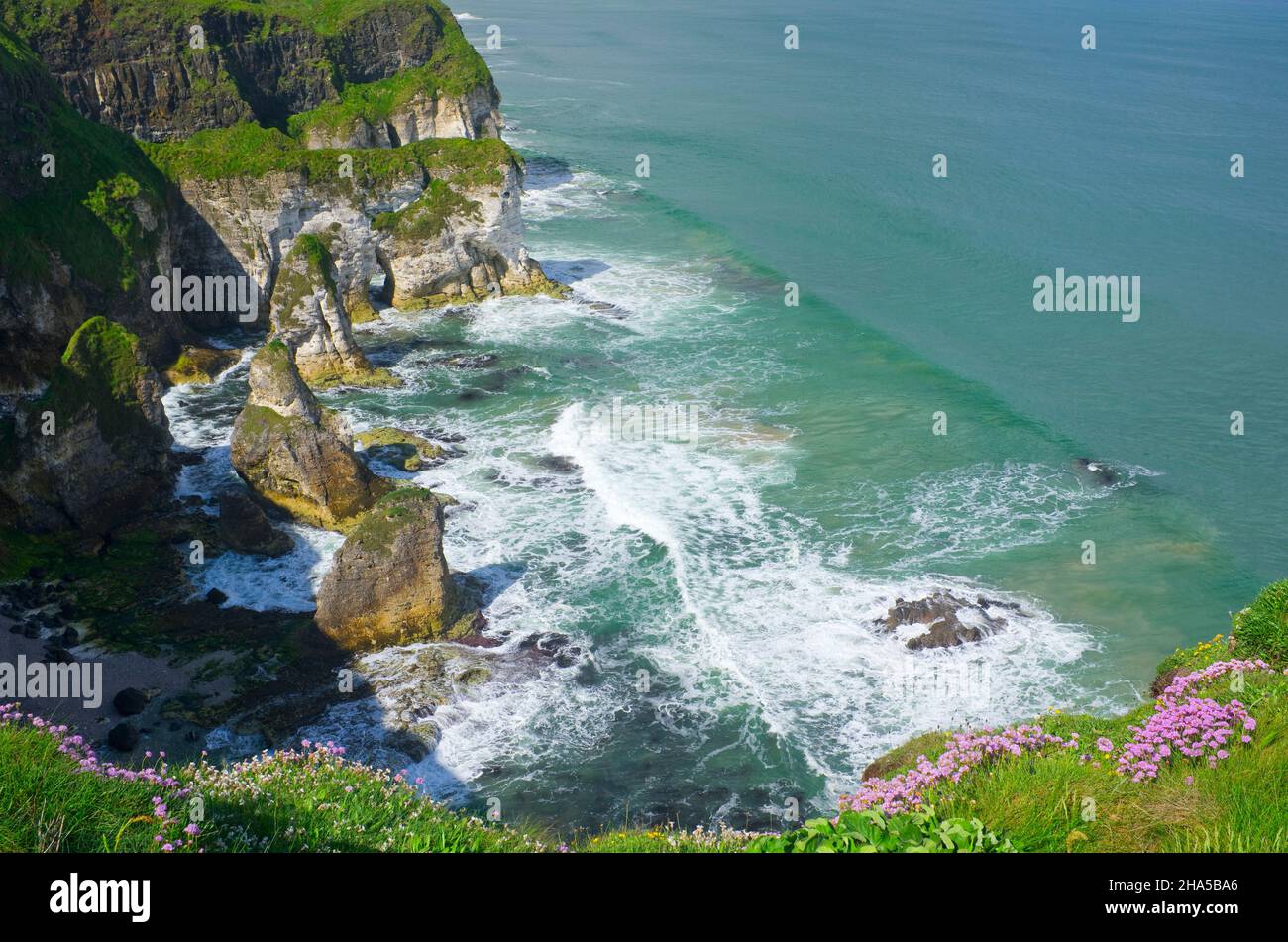 europe,irlande du nord,comté d'antrim,pont-jetée côte,les roches blanches à portrush Banque D'Images