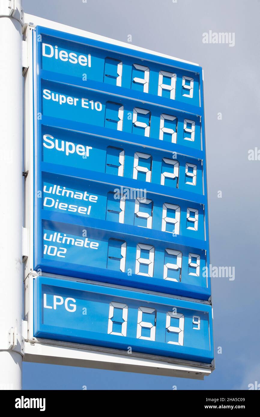 prix à une station-service d'aral, allemagne Banque D'Images