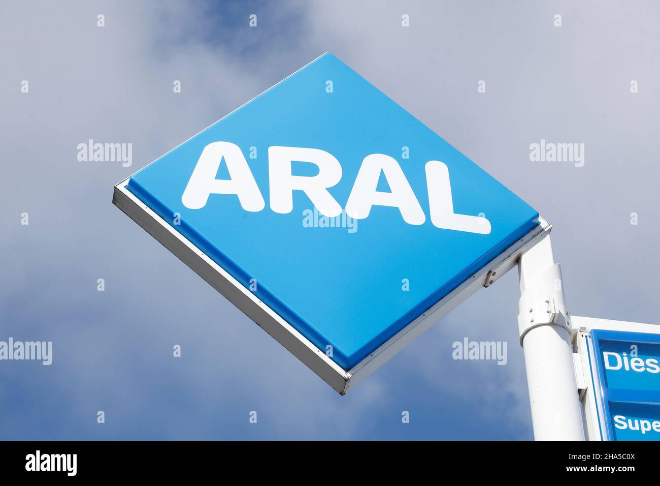 logo aral sur une station-service aral, allemagne Banque D'Images