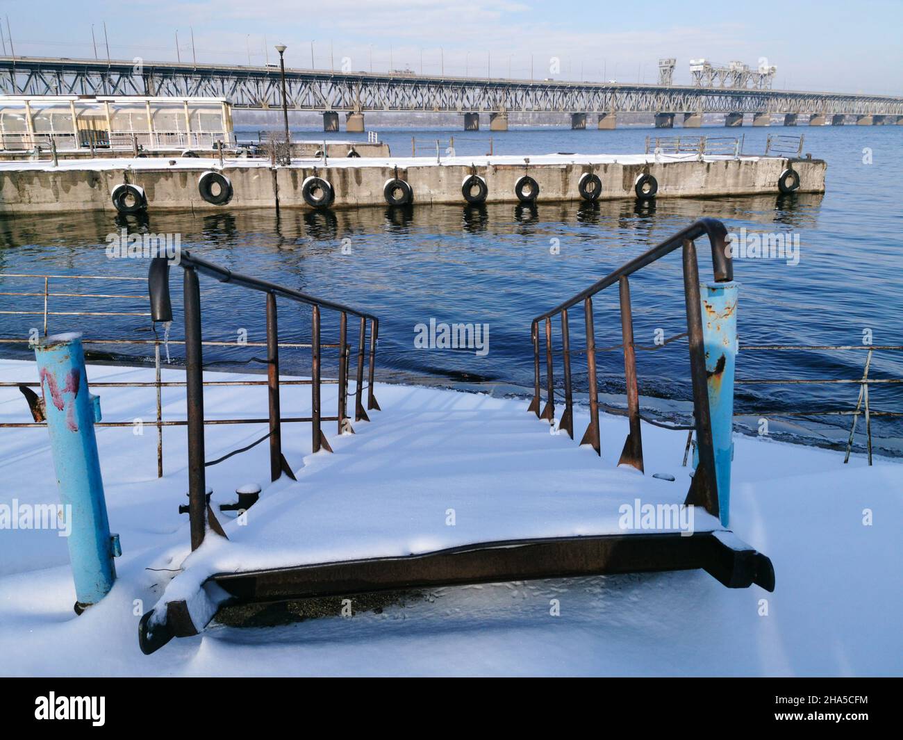 Vue d'hiver sur les jetées de rivière abandonnées sur le Dniepr.Des bornes rouillées dans la neige.Les jetées sont couvertes de neige. Banque D'Images