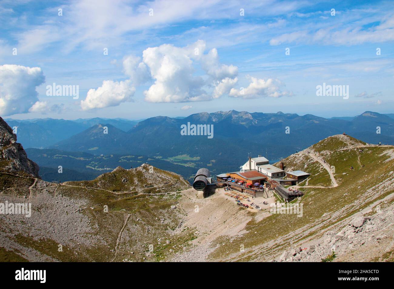 centre d'information sur la nature bergwelt karwendel avec télescope géant, station de montagne karwendelbahn, montagnes karwendel, mittenwald, bavière, allemagne Banque D'Images