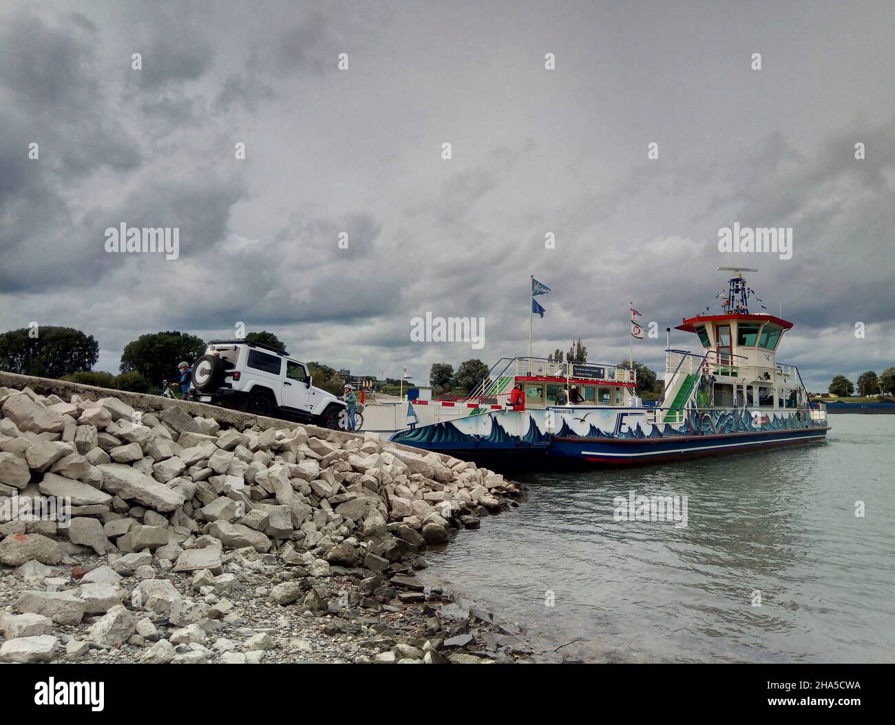 ferry sur le rhin avec humeur nuageuse. Banque D'Images