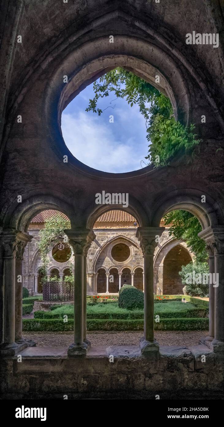 cour cloître dans l'abbaye de sainte marie de fontfroide près de narbonne. ancienne abbaye cistercienne fondée en 1093. Banque D'Images