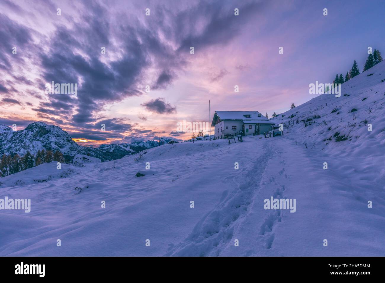 rifugio citta–€ di fiume,cabane alpine italienne dans la vallée de fiorentina au coucher du soleil en hiver,borca di cadore,belluno,veneto,italie Banque D'Images