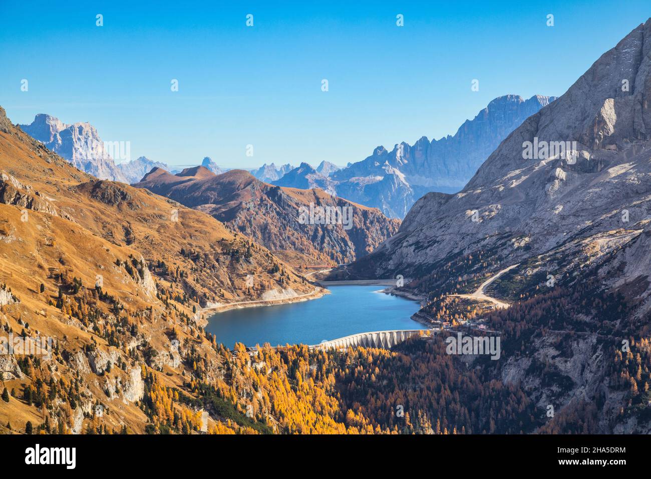 vue d'automne depuis le viel del pan / bindelweg vers le col de fedaia, frontière entre la vénétie et le trentin, provinces de belluno et trento, dolomites, italie Banque D'Images