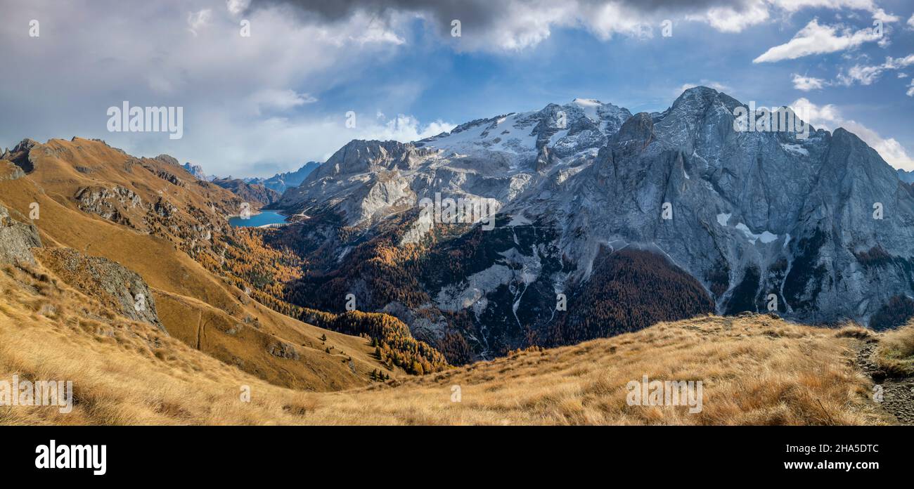 marmolada et gran verndel, vue d'automne de la viel del pan / bindelweg vers le col de fedaia, frontière entre la vénétie et le trentin, provinces de belluno et trento, dolomites, italie Banque D'Images