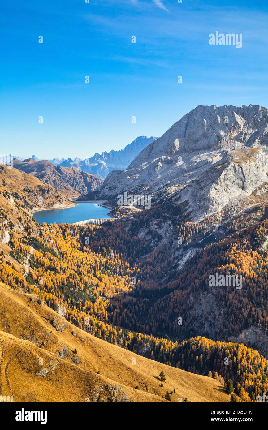 vue d'automne depuis le viel del pan / bindelweg vers le col de fedaia, frontière entre la vénétie et le trentin, provinces de belluno et trento, dolomites, italie Banque D'Images