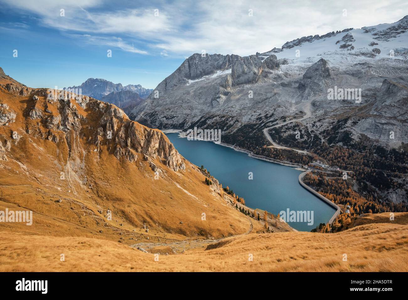 vue d'automne depuis le viel del pan / bindelweg vers le col de fedaia, frontière entre la vénétie et le trentin, provinces de belluno et trento, dolomites, italie Banque D'Images