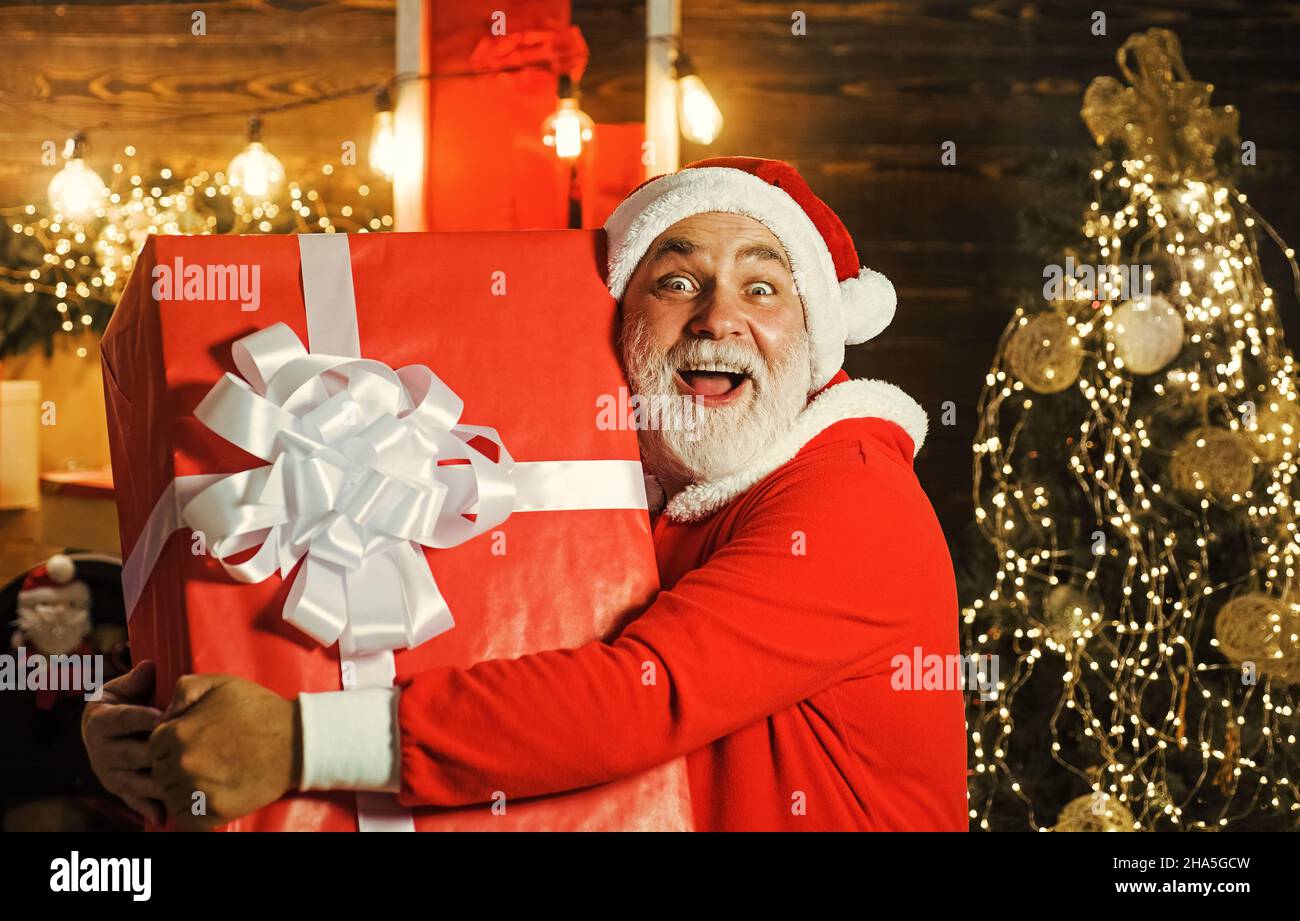 Joyeux Père Noël avec un grand cadeau.Cadeau du nouvel an.Décorations de Noël.Vacances en famille Banque D'Images