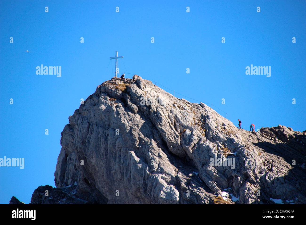 alpinistes sur le chemin de la croix de sommet de l'ouest karwendelspitze (2385m),mittenwald,allemagne,bavière,haute-bavière,ciel bleu Banque D'Images