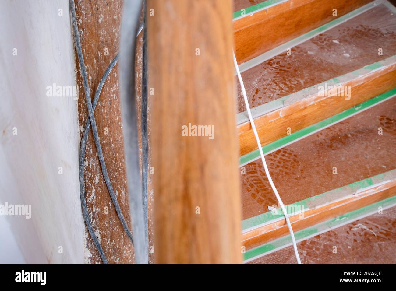 chantier de construction, rénovation et rénovation d'un appartement, détail des marches d'un vieux escalier en bois poussiéreux Banque D'Images