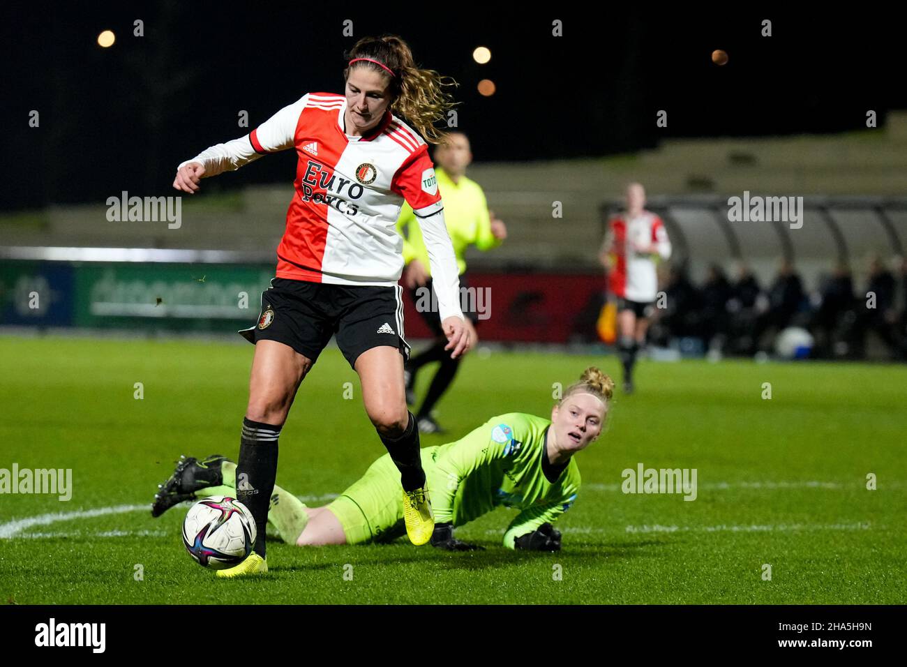 ROTTERDAM, PAYS-BAS - DÉCEMBRE 10: Pia Rijsdijk de Feyenoord Rotterdam, Moon Pondes Goalkeeper de Pec Zwolle pendant le match Pure Energie Eredivisie Vrouwen entre Feyenoord Rotterdam et PEC Zwolle à Nieuw Varkenoord le 10 décembre 2021 à Rotterdam, pays-Bas (photo de Yannick Verhoeven/Orange Pictures) Banque D'Images