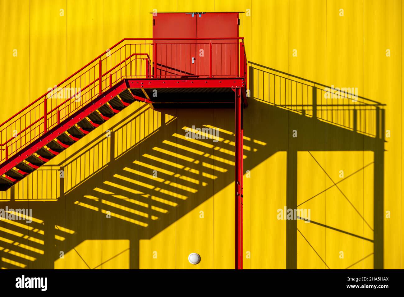 entrepôt,architecture industrielle,escalier extérieur,mur jaune,escalier rouge, Banque D'Images