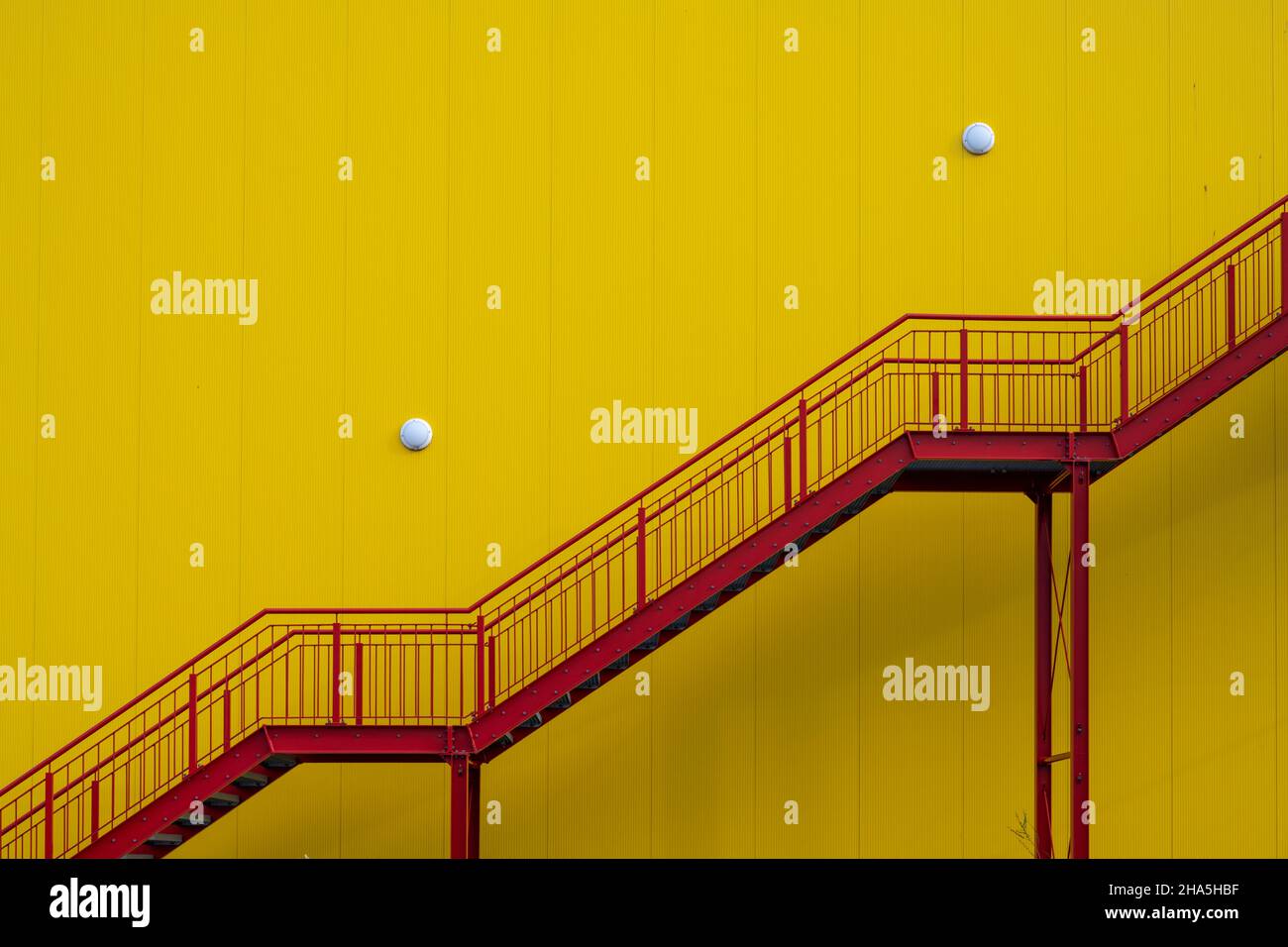 entrepôt,architecture industrielle,escalier extérieur,mur jaune,escalier rouge, Banque D'Images