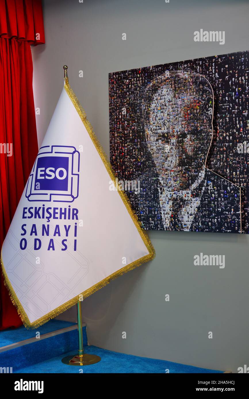 Chambre d'Eskisehir drapeau de l'industrie, carte du monde énorme et portrait d'Ataturk sur le mur d'Eskisehir Sanayi Odasi bâtiment intérieur Banque D'Images