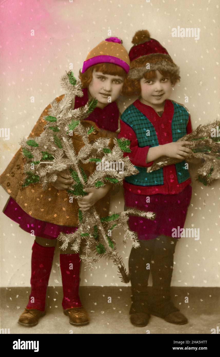 Joyeux Noel Enfants Avec Des Branches De Sapin Utilise 24 12 1926 Carte Postale Photo Stock Alamy