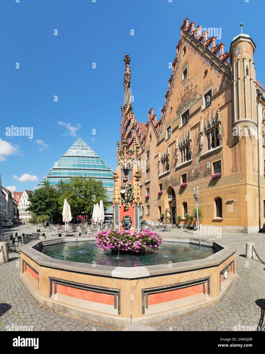 fontaine à l'hôtel de ville sur la place du marché, pyramide de la nouvelle bibliothèque de la ville, ulm an der donau, baden-wuerttemberg, allemagne Banque D'Images