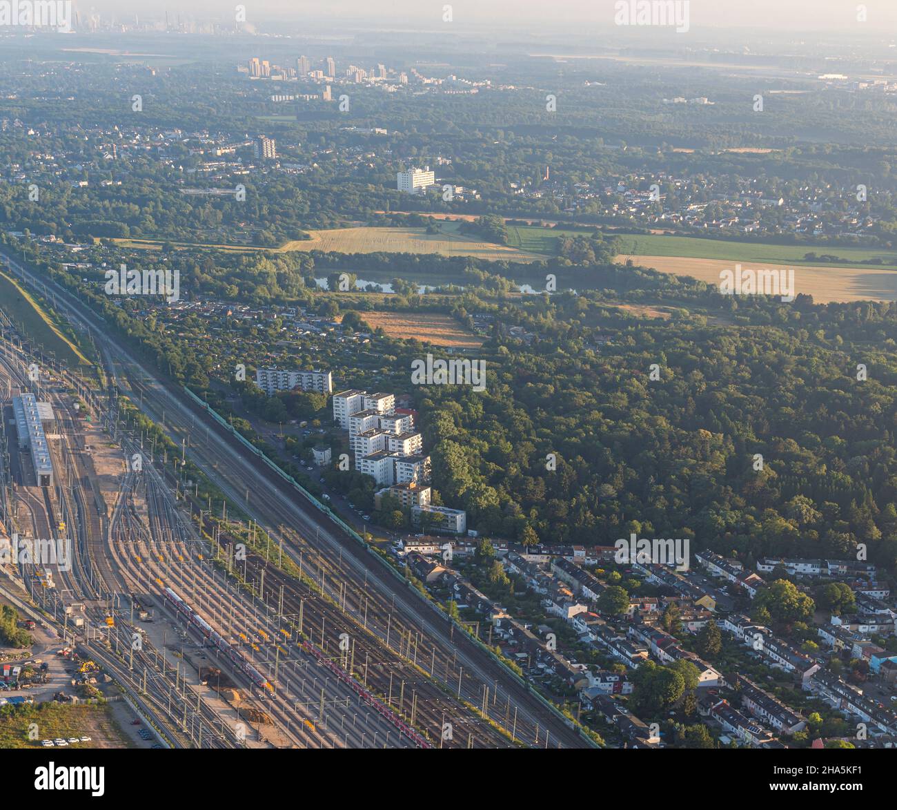 cologne d'en haut - cologne d'en haut - capturé via zeppelin en début de matinée juste après le lever du soleil. quartier de bilderstöckchen, cologne, rhénanie-du-nord-westphalie, allemagne Banque D'Images