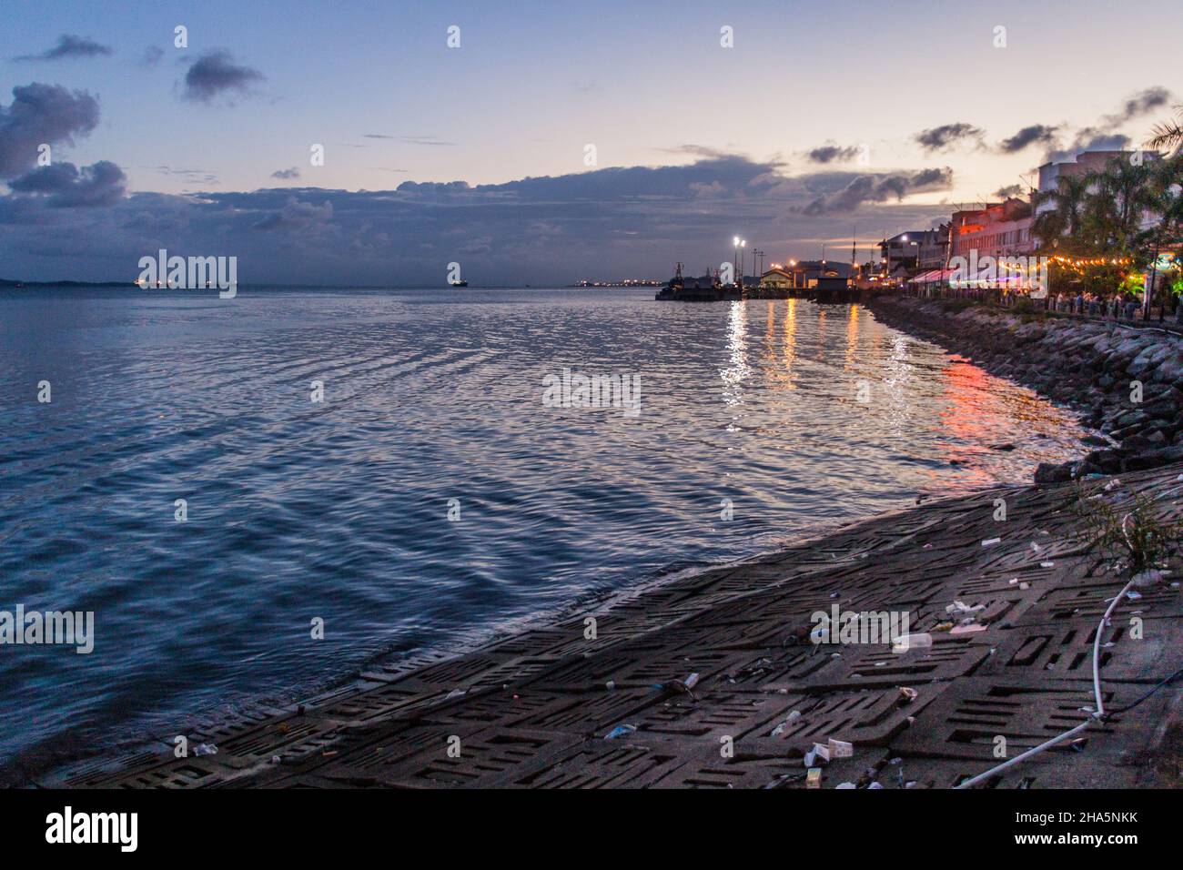 Vue en soirée de l'aseaside dans le centre de Sandakan, Sabah, Malaisie Banque D'Images