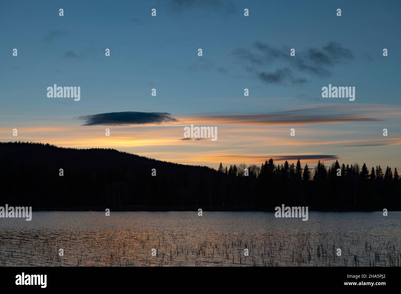 un lac au crépuscule,nyluspen,västerbotten,laponie,suède Banque D'Images