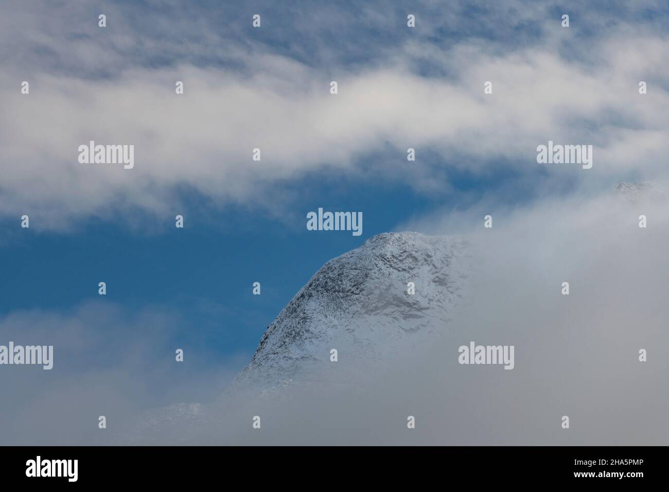 pics de montagne avec neige dans les nuages, lysfjord, nordland, norvège Banque D'Images