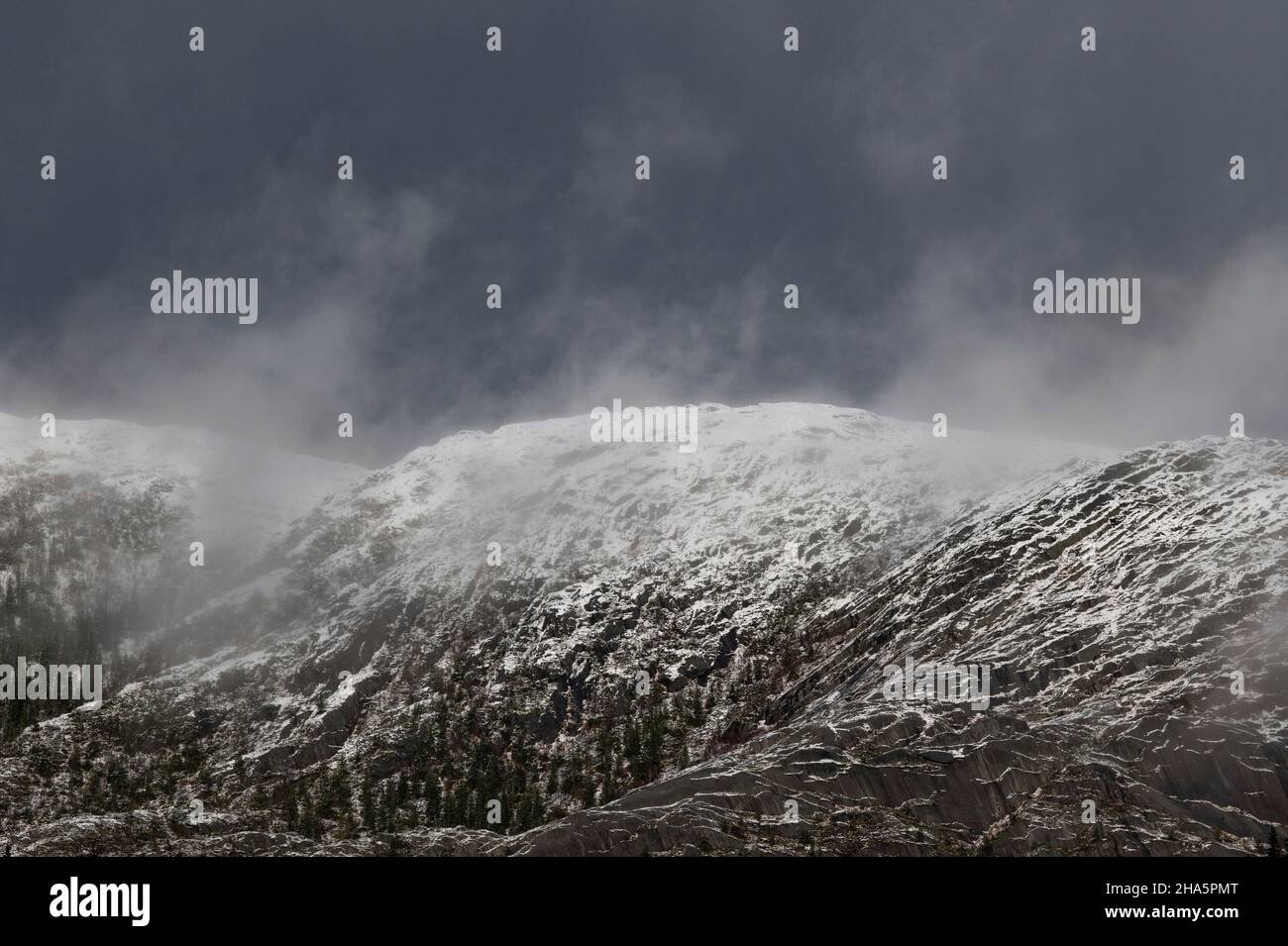 montagne enneigée dans les nuages, kongsmoen, nordland, norvège Banque D'Images