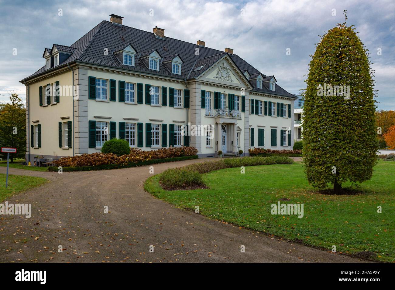 allemagne,monheim am rhein,bergisches land,niederbergisches land,niederberg,rhénanie,du nord-westphalie,rhénanie-du-nord-westphalie,château de laach sur le domaine de laacher hof,villa,manoir,maison des personnes âgées,néoclassicisme,route d'accès,parc,buisson ornemental Banque D'Images