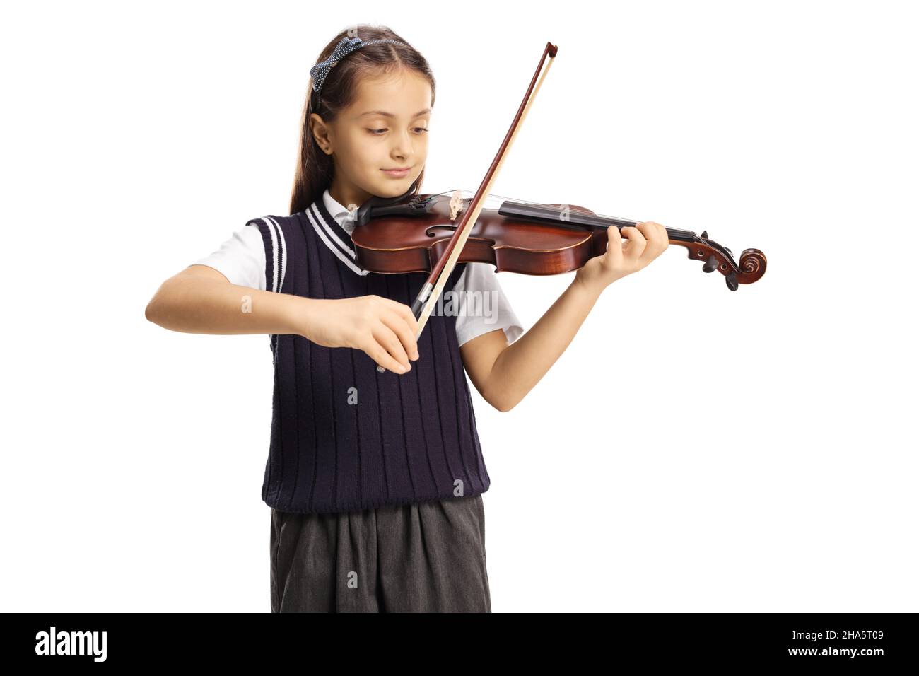 Belle jeune écolière en uniforme jouant un violon isolé sur fond blanc Banque D'Images