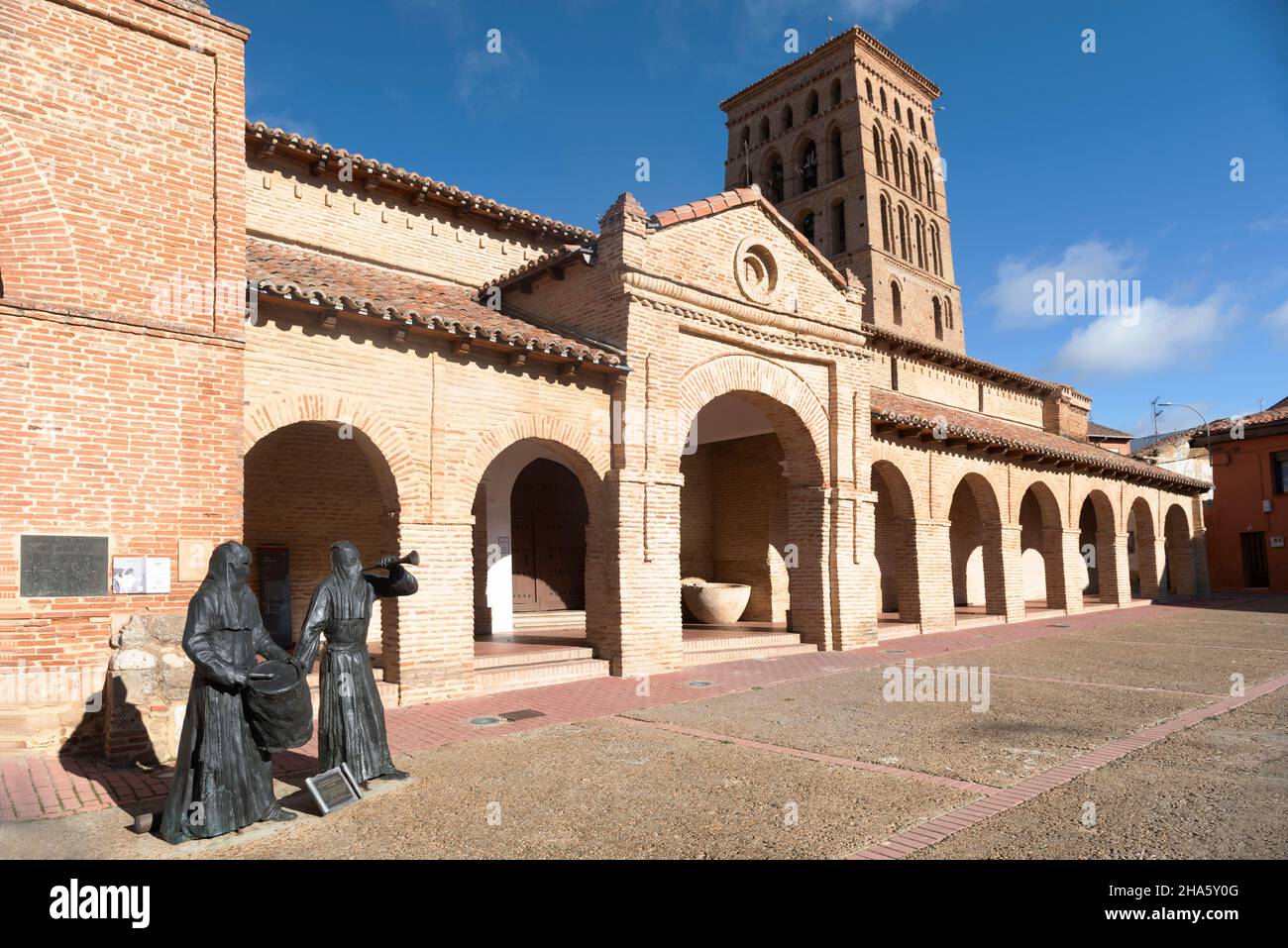Église et place de San Lorenzo, un jour ensoleillé avec les statues représentant la semaine Sainte au premier plan. Banque D'Images