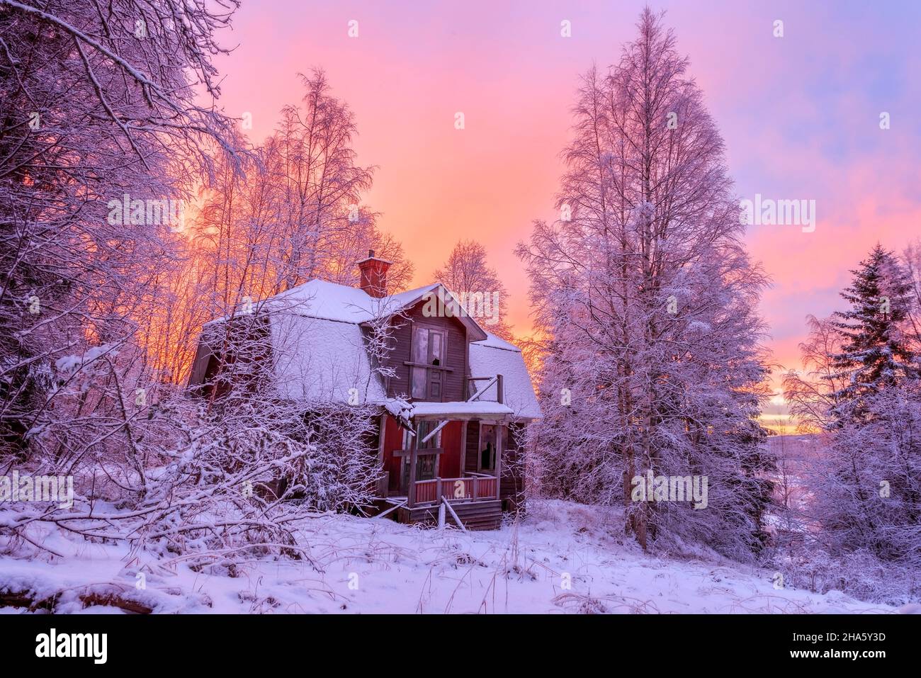 Cottage abandonné dans paysage d'hiver au lever du soleil Banque D'Images