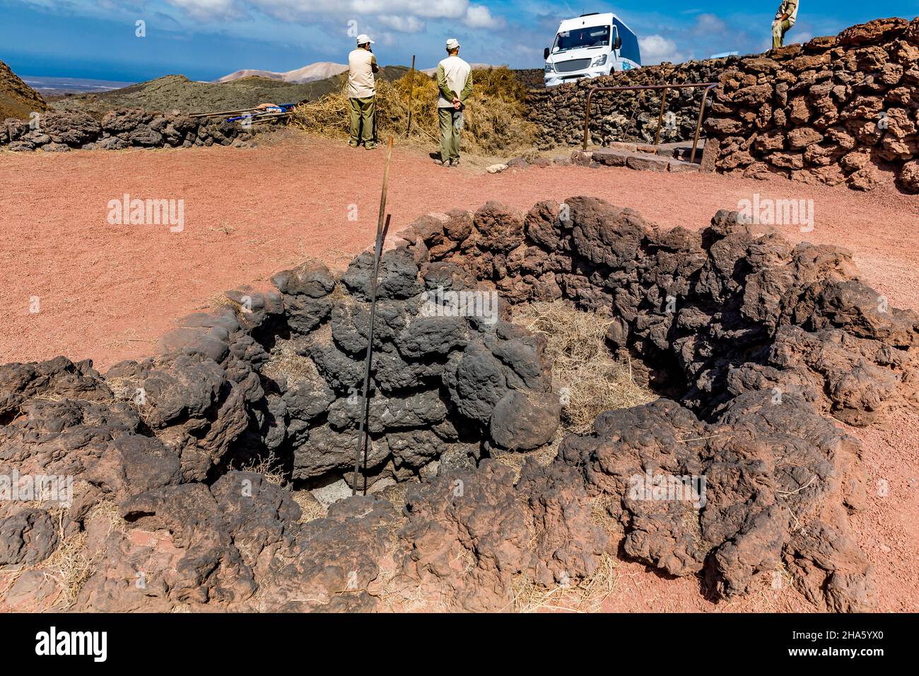 rangers attendant le groupe touristique, manifestation incendie, centre touristique el diablo, parc national de timanfaya, parque nacional de timanfaya, montanas del fuego, lanzarote, canaries, îles canaries, espagne, europe Banque D'Images