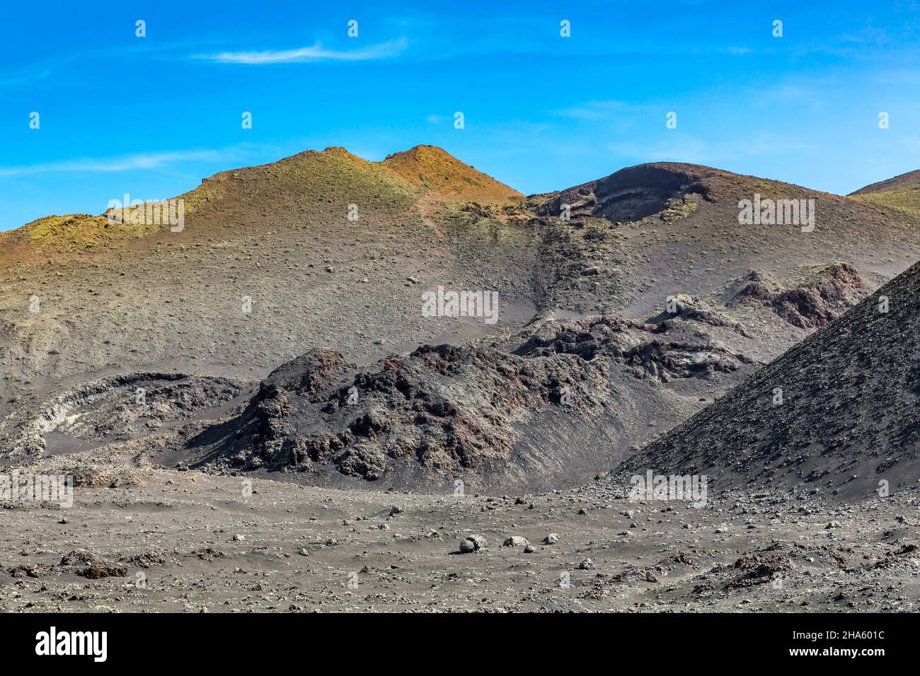 volcans avec trou de cratère dans le paysage volcanique,parc national de timanfaya,parque nacional de timanfaya,montanas del fuego,lanzarote,canaries,espagne,europe Banque D'Images