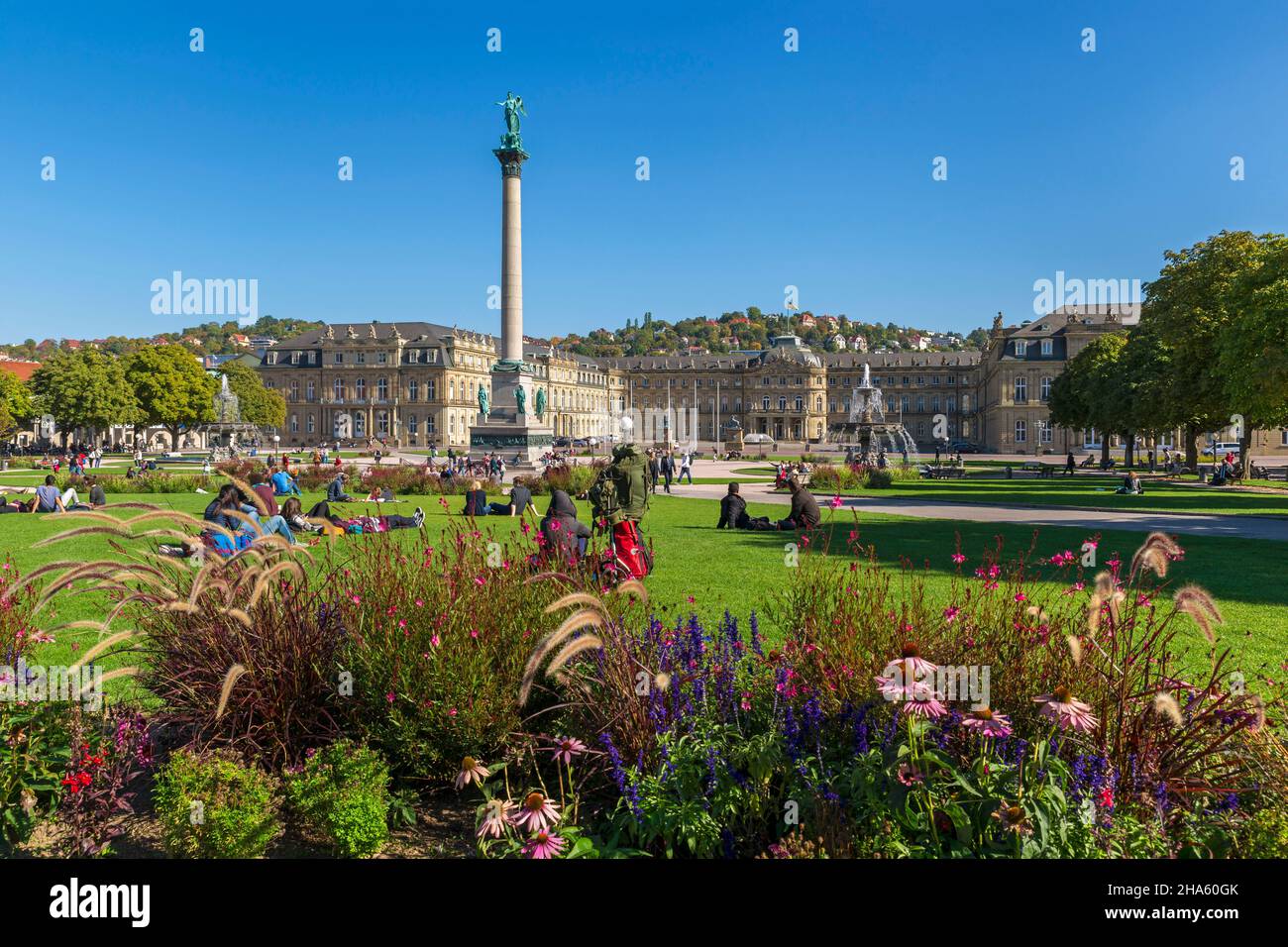 la colonne anniversaire est un mémorial qui a été érigé à l'occasion de l'anniversaire 25th du gouvernement et de l'anniversaire 60th du roi guillaume i de württemberg de 1841 à 1846 sur la schloßplatz à stuttgart.,stuttgart,bade-wurtemberg,allemagne Banque D'Images