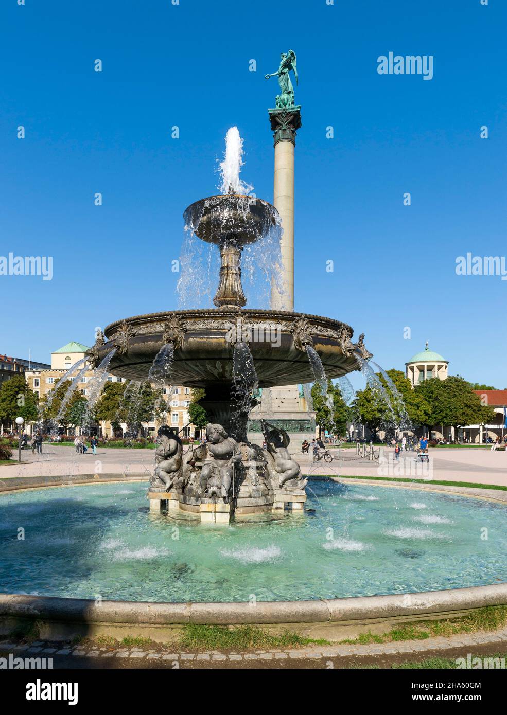 la colonne anniversaire est un monument commémoratif qui a été érigé à l'occasion du 25th anniversaire du gouvernement et du 60th anniversaire du roi guillaume i de württemberg de 1841 à 1846 sur la schloßplatz à stuttgart. les deux fontaines de schloßplatz sur la schloßplatz de stuttgart ont également été installéeshonneur de wilhelm i de württemberg,stuttgart,baden-württemberg,allemagne Banque D'Images