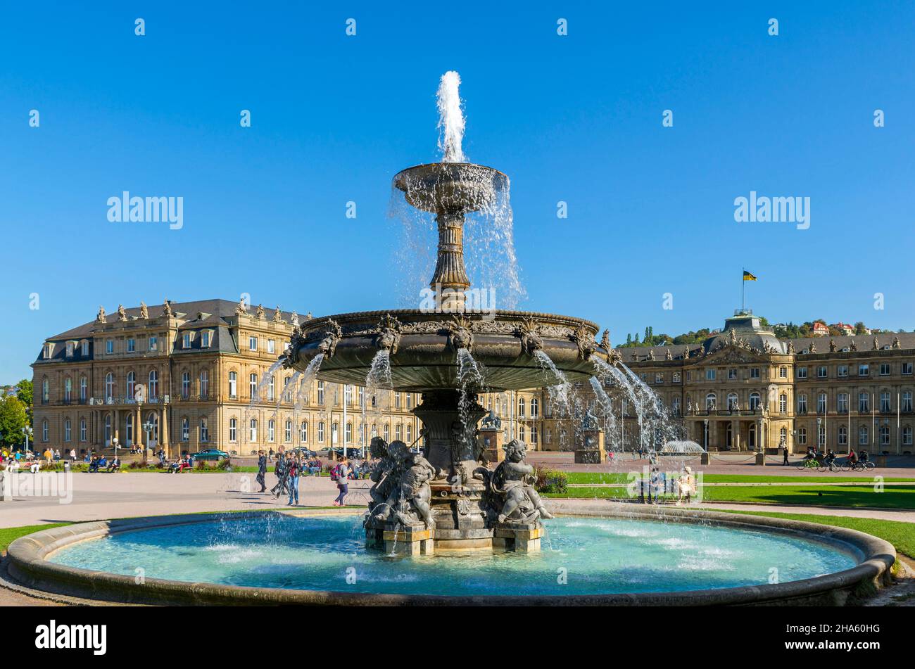 la colonne anniversaire est un monument commémoratif qui a été érigé à l'occasion du 25th anniversaire du gouvernement et du 60th anniversaire du roi guillaume i de württemberg de 1841 à 1846 sur la schloßplatz à stuttgart. les deux fontaines de schloßplatz sur la schloßplatz de stuttgart ont également été installéeshonneur de wilhelm i de württemberg,stuttgart,baden-württemberg,allemagne Banque D'Images