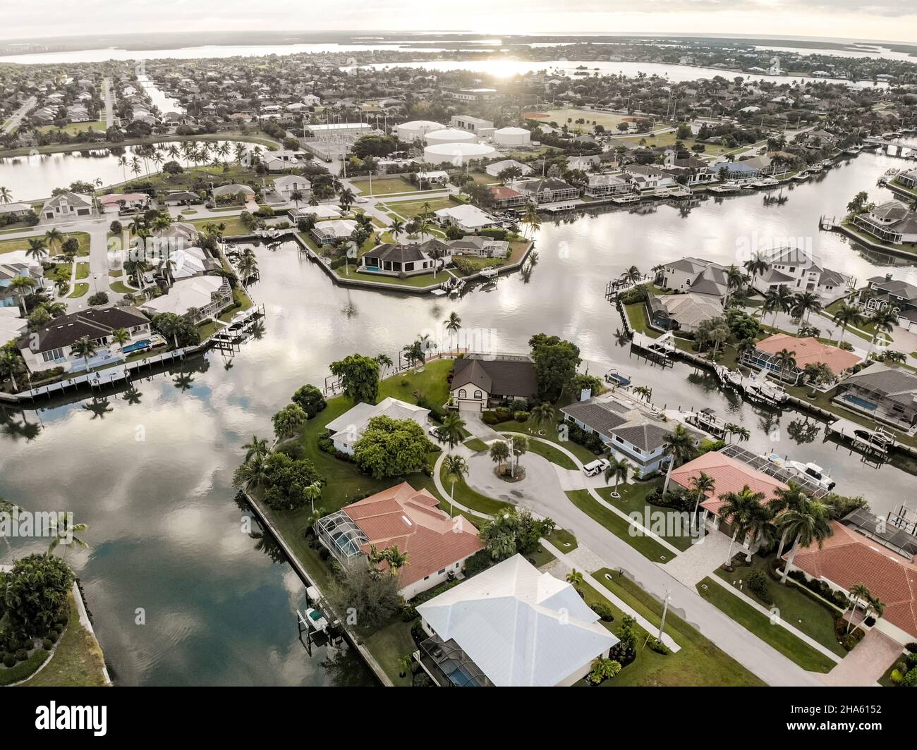 Vue aérienne au-dessus de Marco Island Florida montrant de belles maisons et des voies navigables dans le canal. Banque D'Images