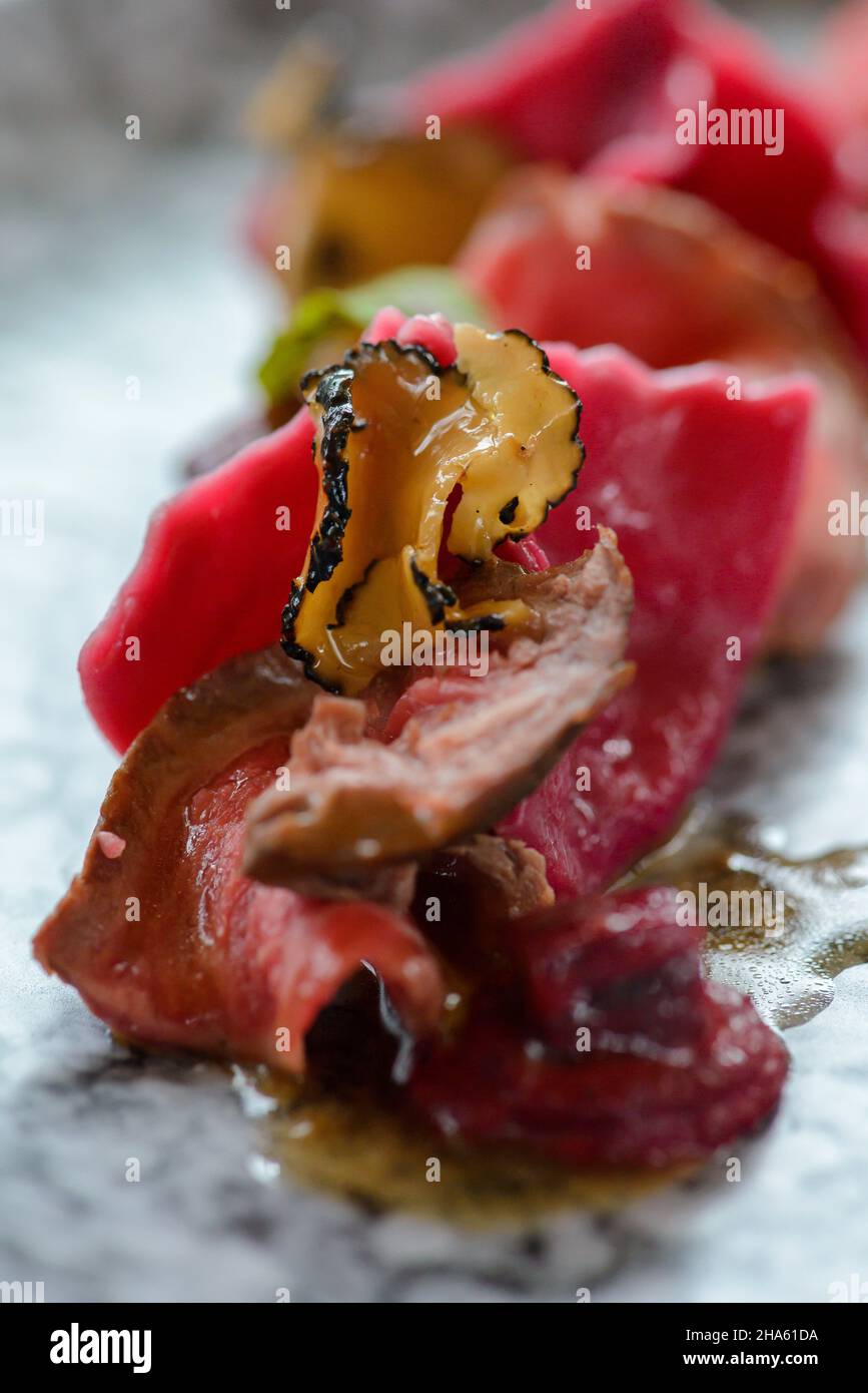 italie,trentin-haut-adige,haut-adige,tyrol du sud,pustertal,innichen,markus holzer,salle à manger de montagne de jora,fagottini avec caille de rohne et truffe Banque D'Images