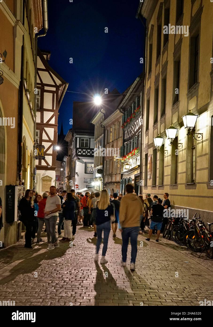 allemagne,bavière,haute-franconie,bamberg,vieille ville,zone piétonne,dominikanerstrasse,schlenkerla,brasserie traditionnelle,bière fumée,restaurant brasserie,point de rencontre,jeunes,plein air,le soir Banque D'Images