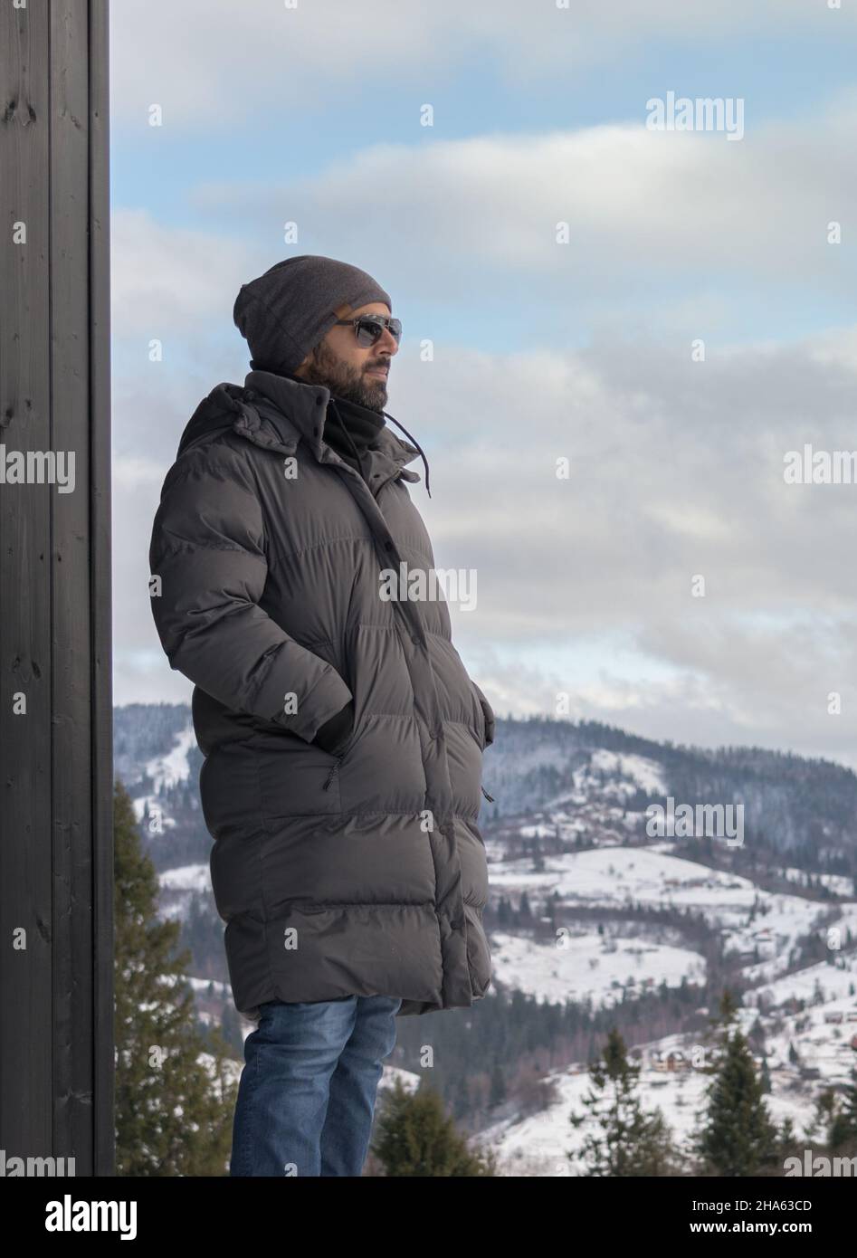 Portrait de l'homme du Moyen-Orient regardant la vue sur les montagnes enneigées Banque D'Images