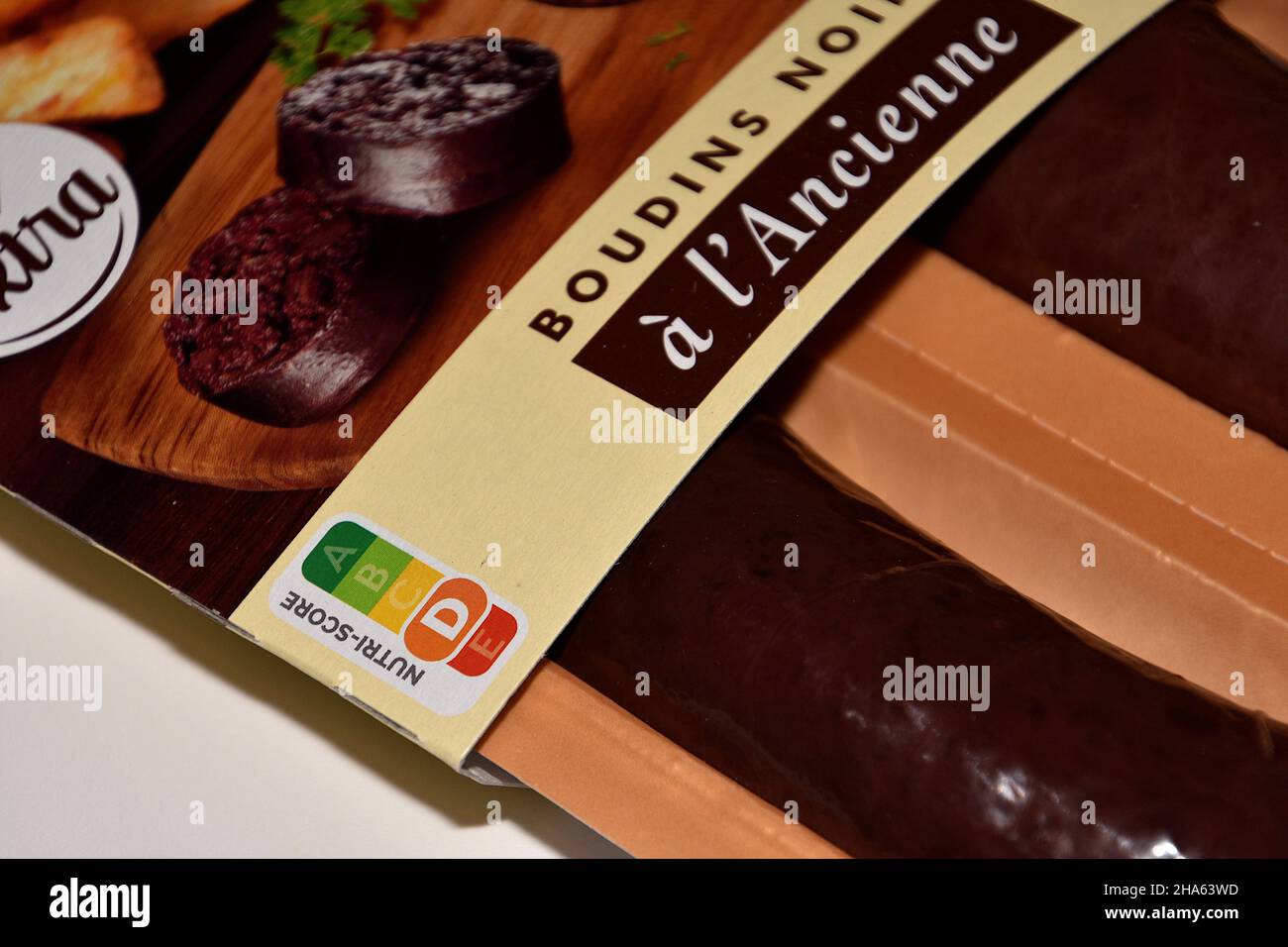 Marseille, France.10th décembre 2021.Vue d'un code nutri-score sur l'emballage des saucisses. Le code nutri-score est un système d'étiquetage nutritionnel avec cinq niveaux allant de A à E et de vert à rouge établissant selon la valeur nutritive d'un produit alimentaire.Crédit : SOPA Images Limited/Alamy Live News Banque D'Images