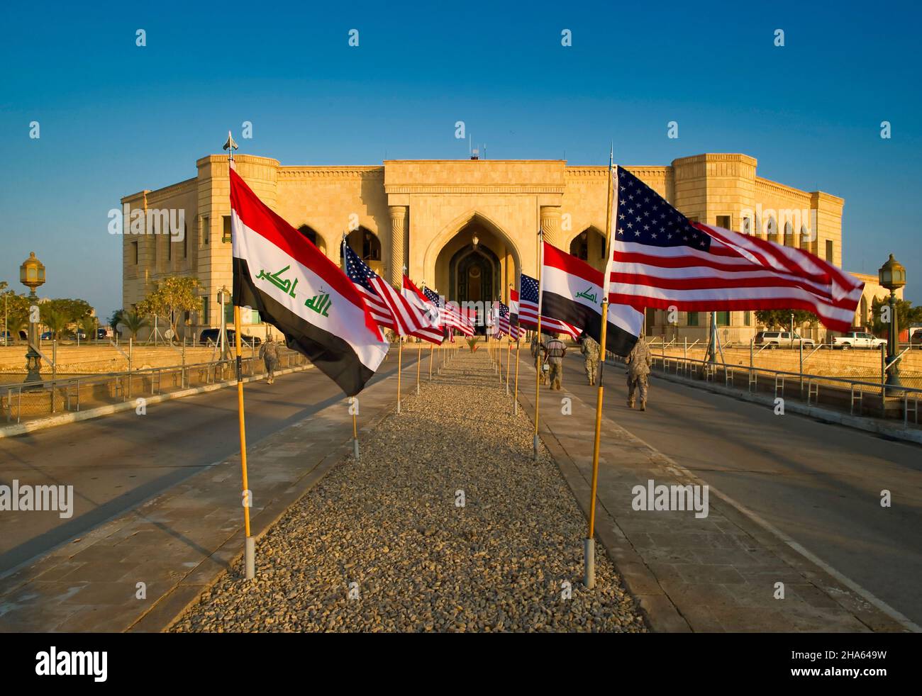 Des drapeaux américains et iraquiens décorent le palais Al Faw à Bagdad, en Irak. Banque D'Images